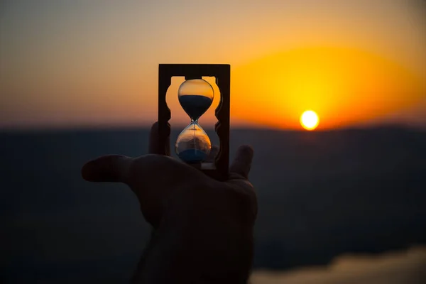 Lebenszeit Vergehen Konzept Hand Hält Sanduhr Mit Sonnenuntergang Himmel Hintergrund — Stockfoto