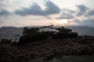 Savaş kavramı. Askeri savaş sis gökyüzü arka plan, Dünya Savaşı askerler siluetleri aşağıda bulutlu manzarası gün batımında dövüş sahnesinde siluetleri. Saldırı sahne. Zırhlı araçlar. tank içinde hareket