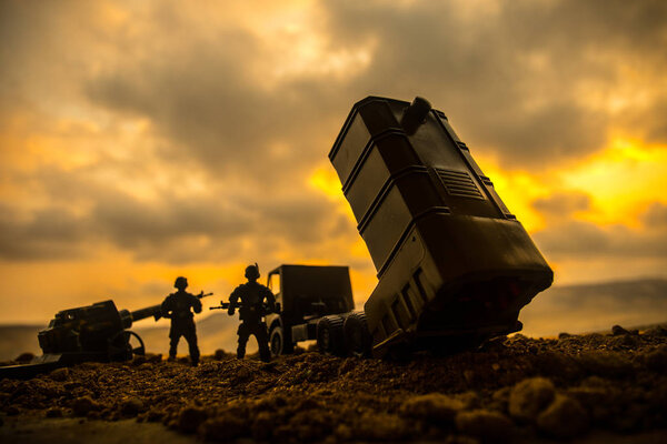 Концепция войны. Сцена боя с ракетой-носителем, нацеленной на мрачное небо на закате. Ракета готова атаковать на фоне облачной войны. Селективный фокус