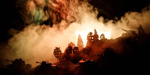 Conceito Guerra Silhuetas Militares Lutando Cena Fundo Céu Nevoeiro Guerra — Fotografia de Stock