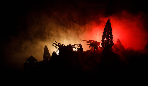 Концепция войны. Военные силуэты боевой сцены на фоне тумана на фоне неба войны, силуэты солдат мировой войны под облачным горизонтом ночью. Сцена нападения. Бронетехника. Выборочный фокус. Украшение
