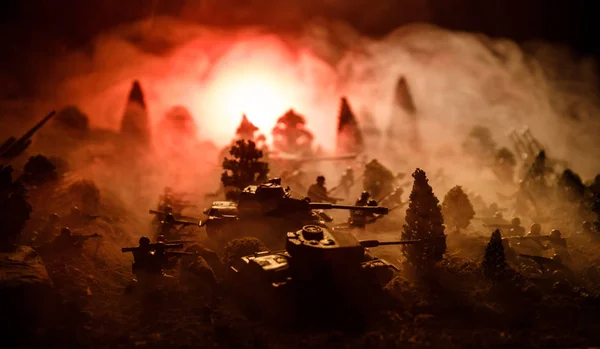 Conceito Guerra Silhuetas Militares Lutando Cena Fundo Céu Nevoeiro Guerra — Fotografia de Stock