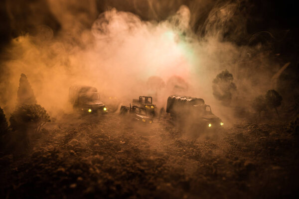 Концепция войны. Военные силуэты боевой сцены на фоне тумана на фоне неба войны, силуэты солдат мировой войны под облачным горизонтом ночью. Сцена нападения. Бронетехника. Выборочный фокус. Украшение
