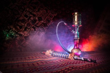 Nargile kömürü nargile kupa Arap iç de buhar bulutları yapma. Şark süsleme halı üzerinde. Şık oryantal shisha içinde karanlık arka ışık ile. Shisha reklam için. Seçici odak