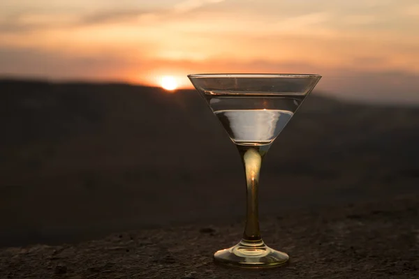 Martini Glass Sunset Background Mountains Club Drink Sunset Time Selective — Stock Photo, Image