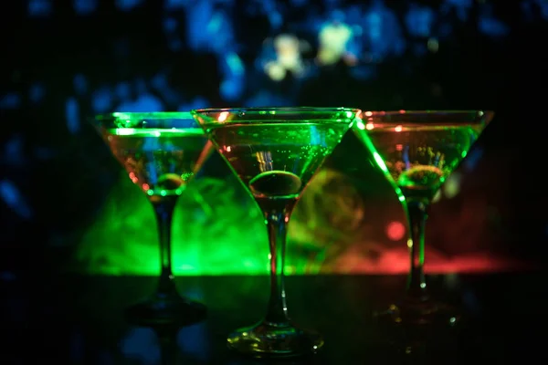 Vários Copos Famoso Coquetel Martini Filmado Bar Com Fundo Enevoado — Fotografia de Stock