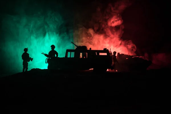 Concepto Guerra Siluetas Militares Luchando Escena Fondo Del Cielo Niebla —  Fotos de Stock
