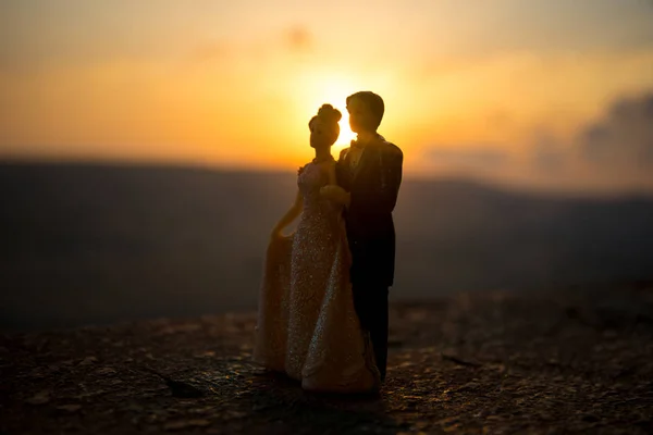 Silhueta Casamento Casal Estátua Segurando Mão Juntos Durante Pôr Sol — Fotografia de Stock