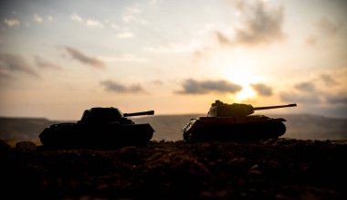 Savaş kavramı. Askeri savaş sis gökyüzü arka plan, Dünya Savaşı askerler siluetleri aşağıda bulutlu manzarası gün batımında dövüş sahnesinde siluetleri. Saldırı sahne. Zırhlı araçlar. tank içinde hareket