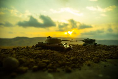 Savaş kavramı. Askeri savaş sis gökyüzü arka plan, Dünya Savaşı askerler siluetleri aşağıda bulutlu manzarası gün batımında dövüş sahnesinde siluetleri. Saldırı sahne. Zırhlı araçlar. tank içinde hareket