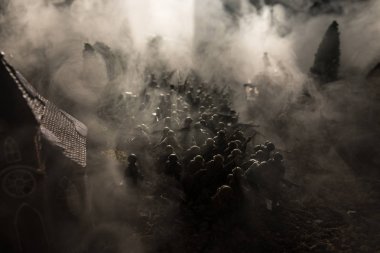 Savaş kavramı. Askeri savaş sis gökyüzü arka plan, Dünya Savaşı askerler siluetleri aşağıda bulutlu manzarası dövüş sahnesinde siluetleri. Zırhlı araçlar. Savaş tankları. Dekorasyon. Seçici odak