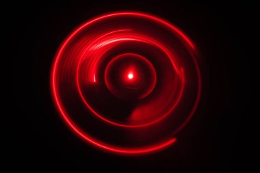 Müzik konsepti. FreezeLight parlak vinil koyu arka plan veya vinil parlayan Özet satırları konsepti ile koyu arka plan üzerinde oynarken pikap. Club poster tasarımı