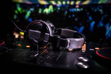 Seçici odak Pro dj Kumanda cihazı. Masa başında müzik parti gece kulübünde renkli disko ışıkları ile karıştırma Dj konsolu DJ. Görünümü kapatın