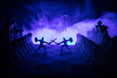 Süvari ve satranç tahtası üzerinde piyade ile ortaçağ savaş sahnesi. Satranç oyununu kavramı iş fikirleri ve rekabet ve strateji fikirler duman ve sis karanlık bir arka plan üzerinde satranç figürleri.