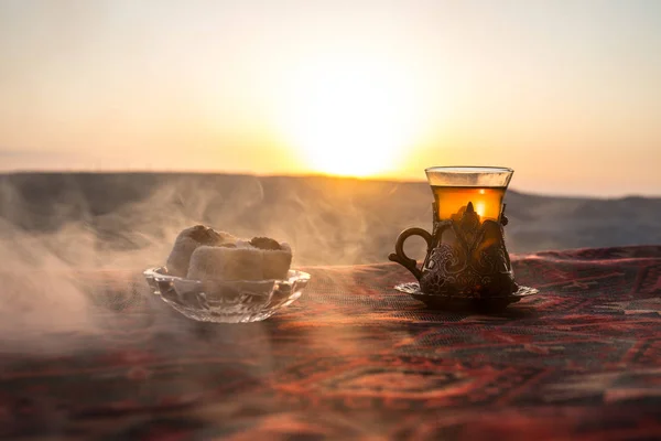 Doğu Siyah Çay Bardağına Doğu Halı Doğu Çay Kavramı Armudu — Stok fotoğraf