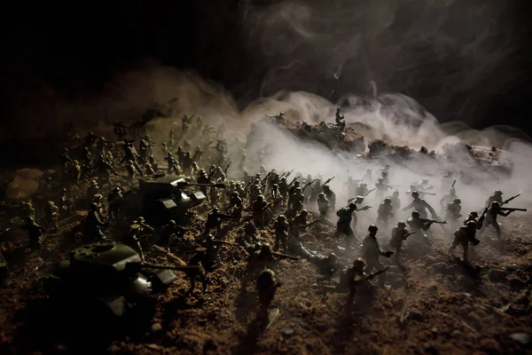 Conceito Guerra Silhuetas Militares Lutando Cena Fundo Céu Nevoeiro Guerra — Fotografia de Stock