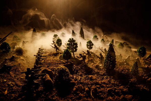 Концепция войны. Военные силуэты боевой сцены на фоне тумана на фоне неба войны, силуэты солдат мировой войны под облачным горизонтом ночью. Сцена нападения. Бронетехника. Выборочный фокус. Украшение
