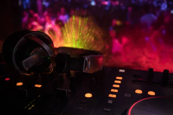 Центре Внимания Pro Control Консоль Deejay Mixing Desk Музыкальной Вечеринке — стоковое фото