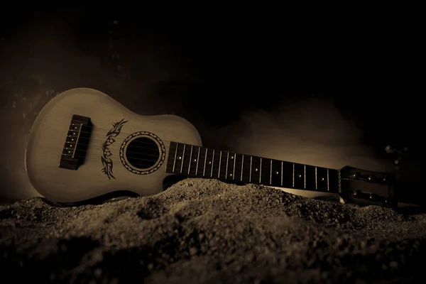 Conceito Musical Guitarra Acústica Isolada Fundo Escuro Sob Feixe Luz — Fotografia de Stock