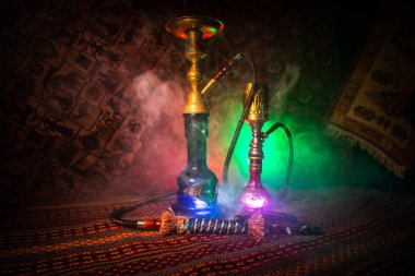 Nargile kömürü nargile kupa Arap iç de buhar bulutları yapma. Şark süsleme halı üzerinde. Şık oryantal shisha içinde karanlık arka ışık ile. Shisha reklam için. Seçici odak