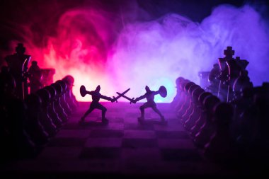 Süvari ve satranç tahtası üzerinde piyade ile ortaçağ savaş sahnesi. Satranç oyununu kavramı iş fikirleri ve rekabet ve strateji fikirler duman ve sis karanlık bir arka plan üzerinde satranç figürleri.