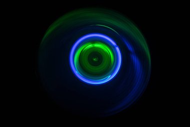 Müzik konsepti. FreezeLight parlak vinil koyu arka plan veya vinil parlayan Özet satırları konsepti ile koyu arka plan üzerinde oynarken pikap. Club poster tasarımı