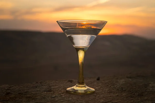 Martini Ett Glas Mot Solnedgången Bakgrund Med Bergen Club Drink — Stockfoto