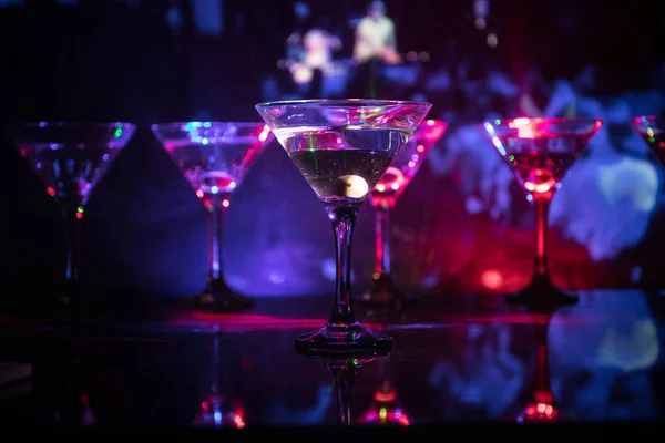 Mehrere Gläser Berühmten Cocktail Martini Aufgenommen Einer Bar Mit Dunkel — Stockfoto