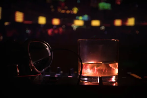 Szkło Whisky Kostki Lodu Wewnątrz Kontroler Nocnym Klubie Konsola Klub — Zdjęcie stockowe