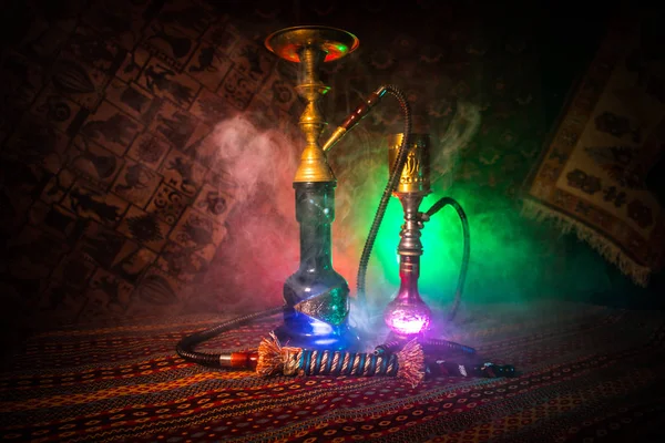 Nargile kömürü nargile kupa Arap iç de buhar bulutları yapma. Şark süsleme halı üzerinde. Şık oryantal shisha içinde karanlık arka ışık ile. Shisha reklam için. Seçici odak