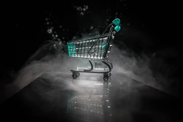 Leerer Einkaufswagen Auf Dunkel Getöntem Nebelhintergrund Mit Etwas Kopierraum Konzept — Stockfoto