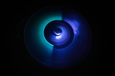 Müzik konsepti. FreezeLight parlak vinil koyu arka plan veya vinil parlayan Özet satırları konsepti ile koyu arka plan üzerinde oynarken pikap. Club poster tasarımı