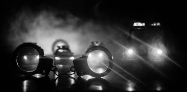 Polis baskını gece ve sen altında tutuklama kavramı vardır. Kelepçe arka polis araba ile silüeti. Görüntü yanıp sönen kırmızı ve mavi polis ışıklardan sisli arka plan ile. Kaymak vurdu