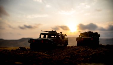 Savaş kavramı. Askeri savaş sis gökyüzü arka plan, Dünya Savaşı askerler siluetleri aşağıda bulutlu manzarası gün batımında dövüş sahnesinde siluetleri. Saldırı sahne. Zırhlı araçlar. tank içinde hareket