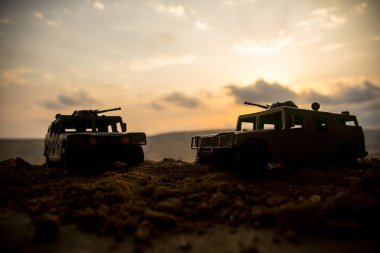 Savaş kavramı. Askeri savaş sis gökyüzü arka plan, Dünya Savaşı askerler siluetleri aşağıda bulutlu manzarası gün batımında dövüş sahnesinde siluetleri. Saldırı sahne. Zırhlı araçlar. tank içinde hareket