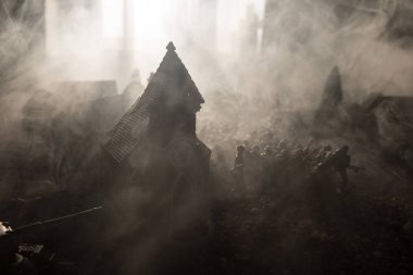 Savaş kavramı. Askeri savaş sis gökyüzü arka plan, Dünya Savaşı askerler siluetleri aşağıda bulutlu manzarası dövüş sahnesinde siluetleri. Zırhlı araçlar. Savaş tankları. Dekorasyon. Seçici odak