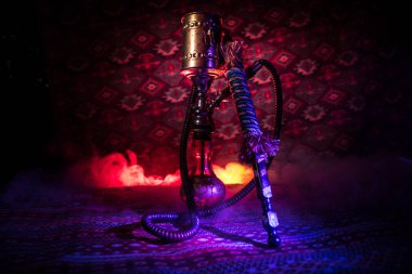 Nargile kömürü nargile kupa Arap iç de buhar bulutları yapma. Şark süsleme halı üzerinde. Şık oryantal shisha içinde karanlık arka ışık ile. Shisha reklam için. Seçici odak