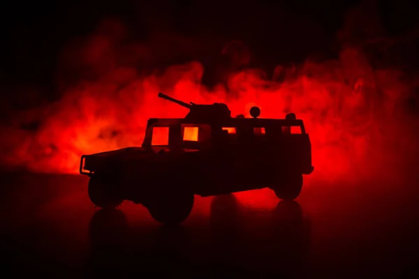 Koyu Tonda Sisli Arka Plan Üzerinde Askeri Devriye Arabası Ordu — Stok fotoğraf