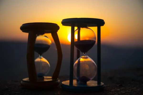 Reloj Arena Que Pasa Nubes Lapso Tiempo Reloj Arena Frente — Foto de Stock