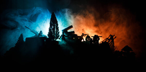 Концепция войны. Военные силуэты боевой сцены на фоне тумана на фоне неба войны, силуэты солдат мировой войны под облачным горизонтом ночью. Сцена нападения. Бронетехника. Выборочный фокус. Украшение
