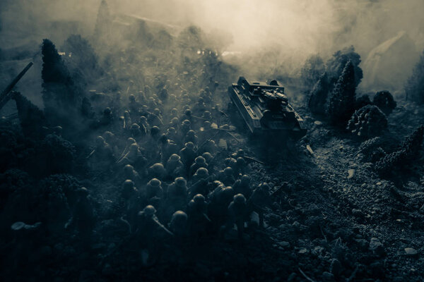 Концепция войны. Военные силуэты боевой сцены на фоне тумана войны, силуэты солдат мировой войны под облачным горизонтом. Бронетехника. Танковая битва. Украшение. Селективный фокус
