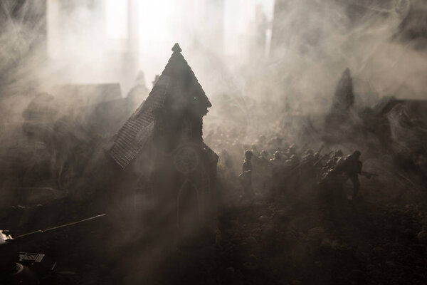 Концепция войны. Военные силуэты боевой сцены на фоне тумана войны, силуэты солдат мировой войны под облачным горизонтом. Бронетехника. Танковая битва. Украшение. Селективный фокус
