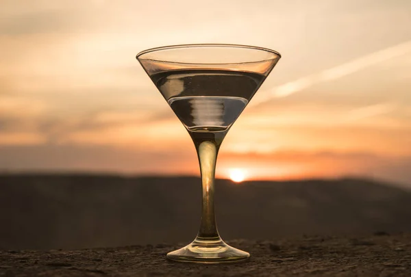 Martini Glass Sunset Background Mountains Club Drink Sunset Time Selective — Stock Photo, Image