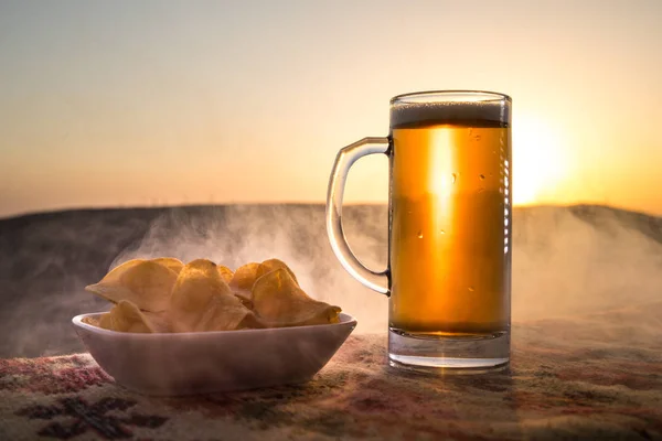 Primer Plano Vaso Cerveza Con Los Bocadillos Fondo Luz Del — Foto de Stock