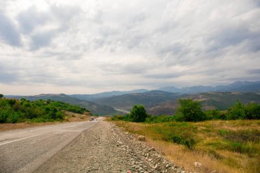 Dağlar ve Kafkasya'da orman yaz, görkemli manzara. Dramatik gökyüzü bulutlu. Azerbaycan