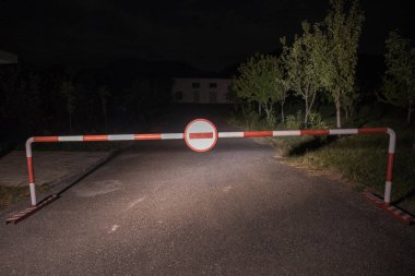 Yanlış yöne kavramı. Bariyer ile gece bir giriş oturum açın. Bariyer ayakta yolda korkunç hayaletler ya da manyak ile bina perili. Tehlikeli bölge hakkında uyarı