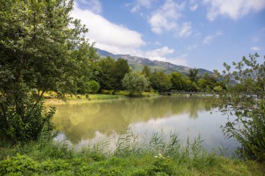 Güzel manzara ormanlık dağlar gölde ya da güzel orman göl yaz saati sabah. Azerbaycan doğa.