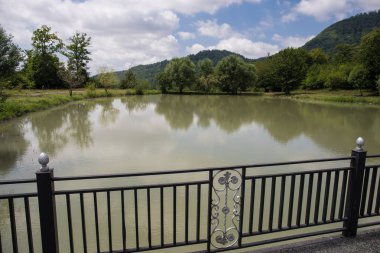 Güzel manzara ormanlık dağlar gölde ya da güzel orman göl yaz saati sabah. Azerbaycan doğa.