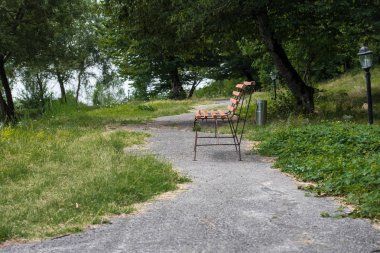 Park göl kenarında güneşli gün, tezgah ormandaki göl yakınındaki boş tezgah. Azerbaycan doğa. Caucasus
