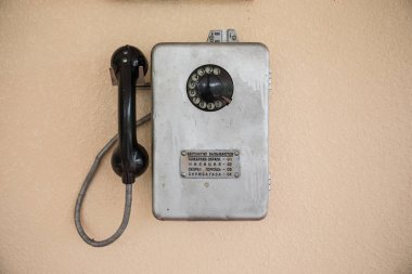 Eski retro telefon gri bir duvar. Seçici odak